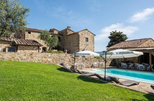 - Vistas al exterior de una villa con piscina en La Rimbecca Greve in Chianti en Greve in Chianti