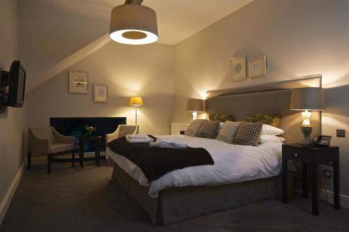 Postel nebo postele na pokoji v ubytování Dartington Hall