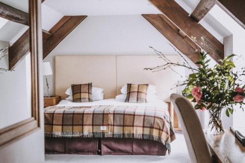 Ein Bett oder Betten in einem Zimmer der Unterkunft Dartington Hall