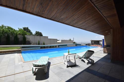 בריכת השחייה שנמצאת ב-A Royal Luxury Villa In Center With Two Swimming Pools, Sauna and Jacuzzi. או באזור