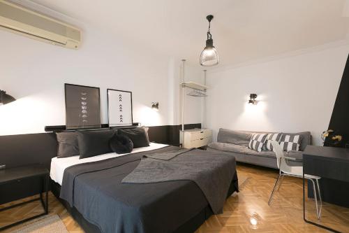 sypialnia z łóżkiem i kanapą w obiekcie Traveller`s Nest #FeelsLikeHome w Salonikach