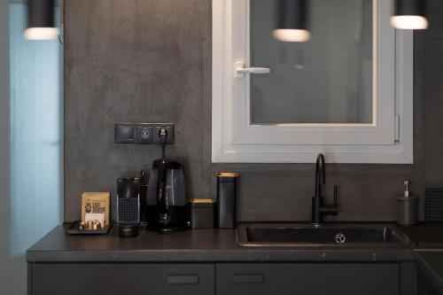 blat kuchenny ze zlewem i kuchenką mikrofalową w obiekcie Traveller`s Nest #FeelsLikeHome w Salonikach