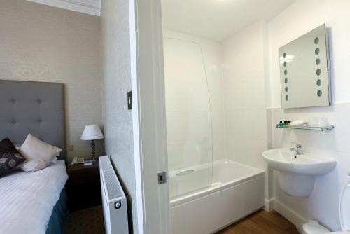 Ett badrum på Mackays Hotel
