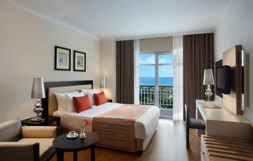 ケメルにあるAkka Alinda Hotel - Premium Ultra All Inclusiveのベッドとバルコニー付きのホテルルーム