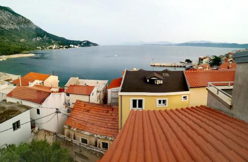 a view of a town with a body of water at Apartments Knežić in Igrane