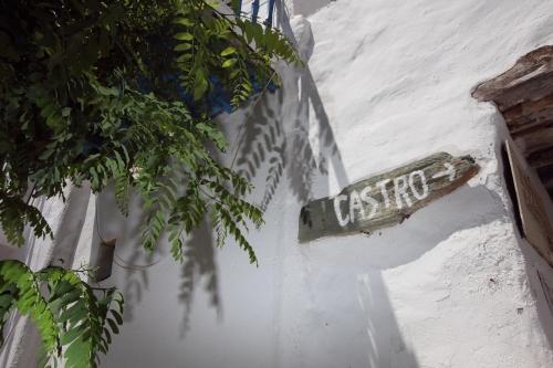 a sign on the side of a white building at Margarita's Rooms in Chora Folegandros