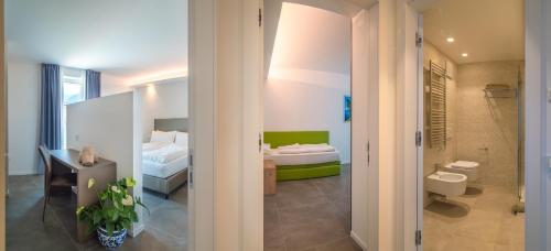 Zdjęcie z galerii obiektu Maffei Apartments - Active Holidays w mieście Riva del Garda