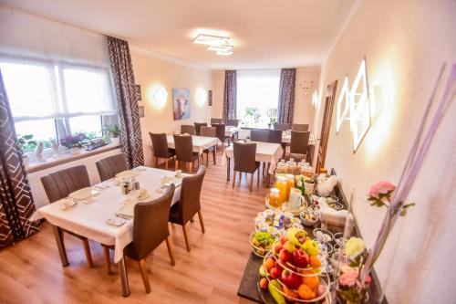 jadalnia ze stołami i krzesłami z jedzeniem w obiekcie Haus Eyers w mieście Bad Driburg