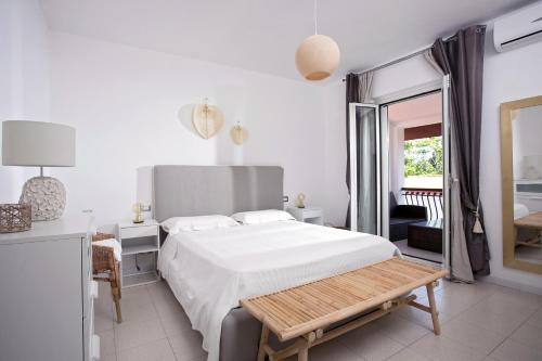 Dormitorio blanco con cama y mesa en Villa Elisabetta Apartments, en Pula