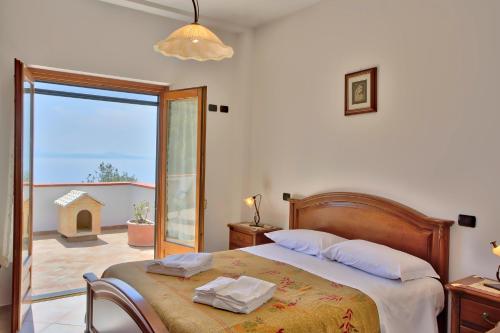 מיטה או מיטות בחדר ב-"CASALENA" Villa a Furore Amalfi coast con grande terrazzo e vista sul MARE