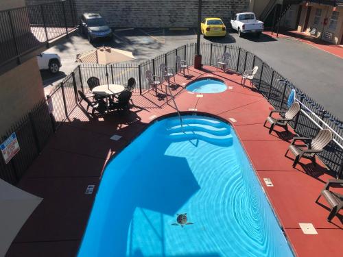 una vista aérea de una piscina en un edificio en Smoky View Inn, en Pigeon Forge