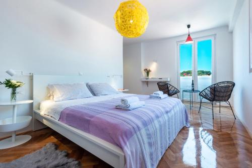 um quarto com uma cama grande e um cobertor roxo em Apartments Simović Old Town em Dubrovnik