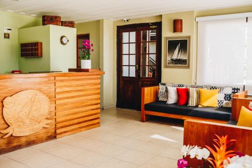 - un salon avec un canapé et une table dans l'établissement Hotel Fita Azul, à Ilhabela