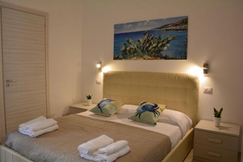 een slaapkamer met een bed met handdoeken erop bij Le Stanze di Marco in Santa Caterina di Nardò