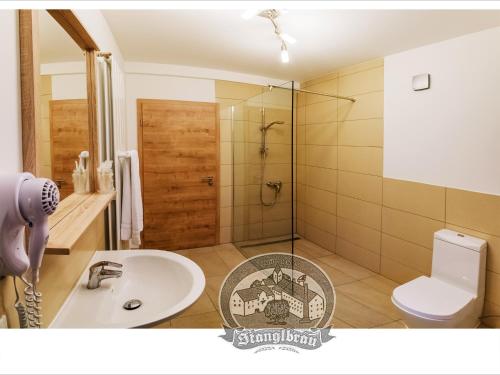 
Ein Badezimmer in der Unterkunft Brauereigasthof Stanglbräu

