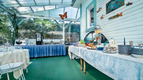 Una habitación con dos mesas con platos de comida encima. en Parus Boutique Hotel, en Jūrmala