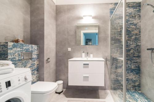 La salle de bains est pourvue de toilettes, d'un lavabo et d'une douche. dans l'établissement Nadmorski, à Gdańsk