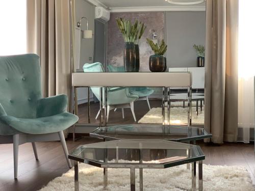 a living room with a table and chairs and a dining room at Boutique Hotel Center in Kecskemét