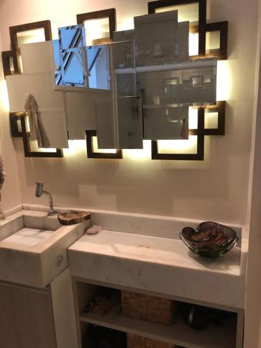 a bathroom with a sink and a mirror at Sweet Home Home Office - Centro de São Paulo, ao lado do metrô Anhangabaú in Sao Paulo
