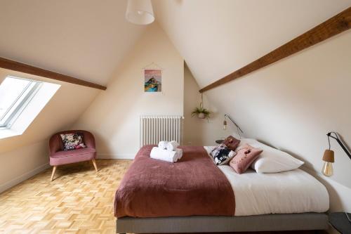 - une chambre mansardée avec un grand lit dans l'établissement Le Sémaphore - Maison avec vue face à la mer, à Cancale