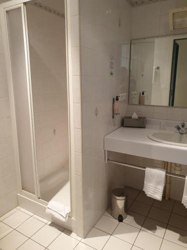 a bathroom with a shower and a sink at Ecole Hôtelière Hôtel d'Application in Saint-Chély-dʼApcher