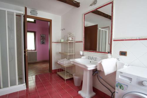 een badkamer met een wastafel en een spiegel bij Agriturismo Aggazzotti in Colombaro