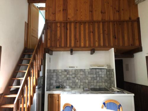 een keuken met een trap naar een koelkast bij L Incantu in Galeria
