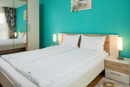 Llit o llits en una habitació de Brasov Holiday Apartments