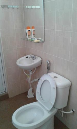 łazienka z toaletą i umywalką w obiekcie Rose Guest House w mieście Kota Bharu