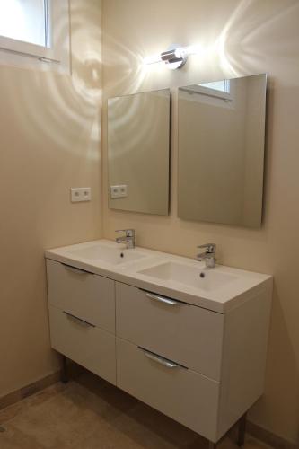łazienka z umywalką i 2 lustrami w obiekcie la verdale w mieście Séguret
