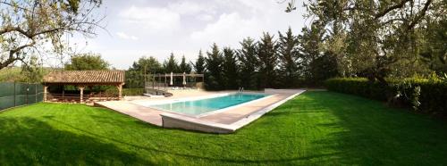 una piscina in un cortile con gazebo di Il Casino di Remartello a Loreto Aprutino