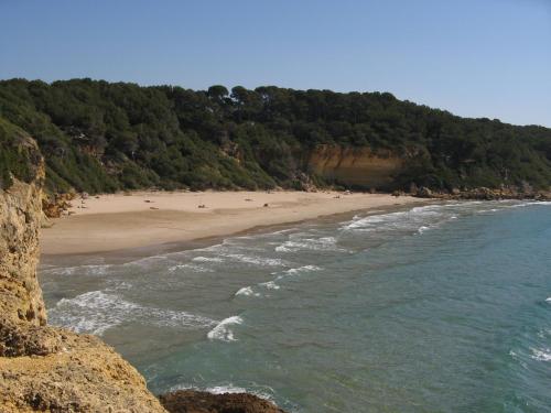 een uitzicht op een strand met mensen op het zand bij Hostal 977 in Tarragona