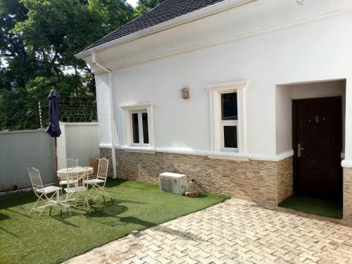 Un patio o zona al aire libre en KH Lodge Abuja