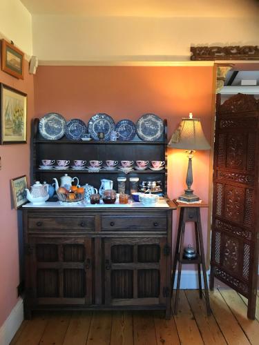 een kast met serviesgoed erop in een kamer bij Harry's bed and breakfast in Cambridge