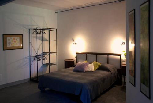 1 dormitorio con 1 cama con 2 luces encendidas en Corte La Volta, en Piacenza