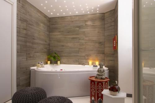 a bathroom with a tub and a bath tub at B&B Amor in Rome