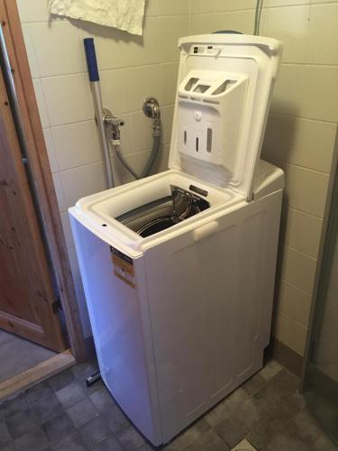 a washer and dryer sitting in a room at Metsorinne in Kotila