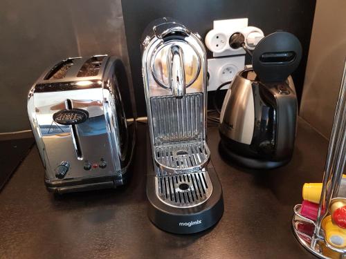 Un grille-pain est installé au-dessus d'un comptoir. dans l'établissement L'Echiquier de Normandie confort cosy et vue premium, à Rouen