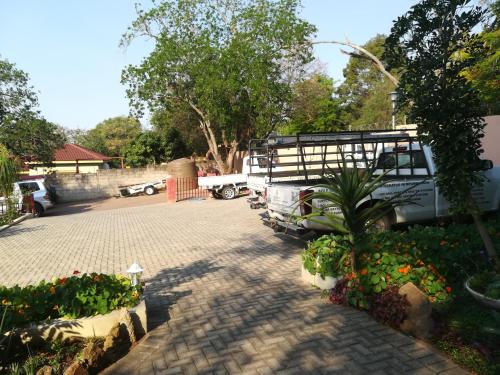 un camion garé dans un parking avec des fleurs dans l'établissement Mac Malone's, à Nelspruit