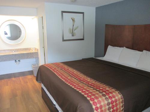 Postel nebo postele na pokoji v ubytování Travel Inn and Suites