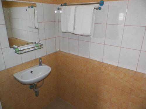 Un baño de Al-Badar Hotel Syariah Makassar