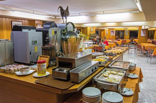 Una línea de buffet con comida en exhibición en un restaurante. en Hotel Avenida, en La Seu d'Urgell