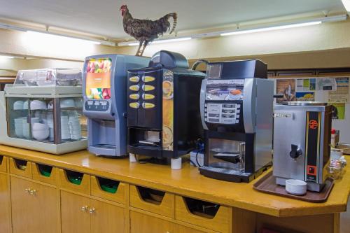 Una encimera de cocina con varias máquinas de café encima. en Hotel Avenida, en La Seu d'Urgell