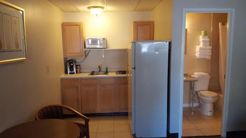 Elle comprend une petite cuisine équipée d'un réfrigérateur et d'un évier. dans l'établissement Seabreeze Motel, à Old Orchard Beach