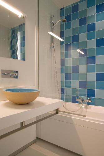 a bathroom with a bowl sink and a shower at Parkhotel Roeselare in Roeselare