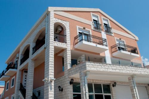 un edificio con due balconi sopra di Apartments Villa Sveti Nikola a Budua