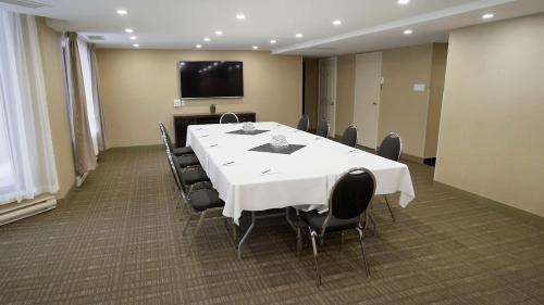 Les Suites Hotel Ottawaにあるテレビまたはエンターテインメントセンター