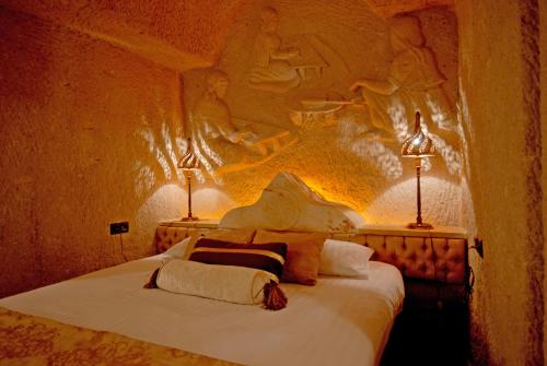 Un pat sau paturi într-o cameră la Miras Hotel