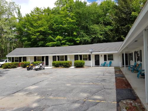 an empty parking lot in front of a building at Franconia Notch Motel in Lincoln