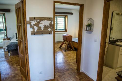 Habitación con una puerta que conduce a un dormitorio en Casa do Luzio, en Macedo de Cavaleiros